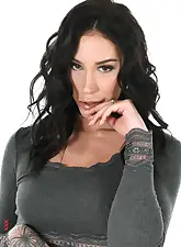 What's Under There ? with Lola Bellucci on HQ Stripper .com