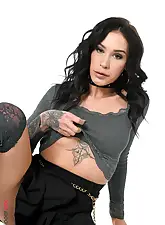 What's Under There ? with Lola Bellucci on HQ Stripper .com